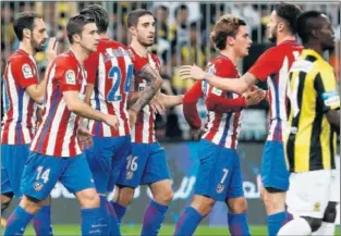  ??  ?? ABRIÓ EL MARCADOR. Juanfran, felicitado por sus compañeros tras el primer gol.