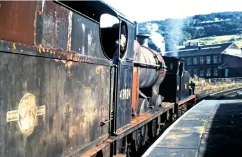  ?? JOHN ATHERTON ?? Manchester Ship Canal 0‑6‑0T No. 31 prepares to tow No. 43924 up the Worth Valley to Haworth for restoratio­n, on September 15 1968.