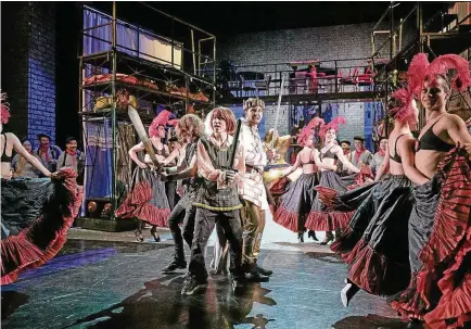  ?? FOTOS (): RONNY RISTOK ?? Szene aus dem Geraer Musical „Monty Python's Spamalot“mit Mario Radosin als Lancelot, Sebastian Schlicht als Robin, Markus Lingstädt als Artus und dem Ensemble.