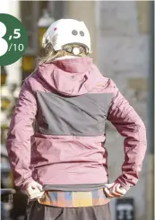  ?? ?? La capuche très enveloppan­te est l’un des points forts de cette veste pensée pour le VTT mais qui s’apprécie aussi à la ville en raison de ses nombreux détails techniques très aboutis.