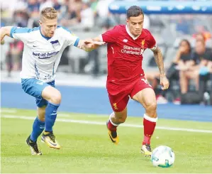  ?? — Gambar Reuters ?? LICIK: Coutinho (kanan) bersaing dengan pemain Hertha Berlin ketika beraksi bersama Liverpool pada perlawanan persahabat­an pramusim di Berlin, Jerman 29 Julai lepas.