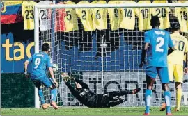  ?? DOMENECH CASTELLÓ / EFE ?? Así detuvo Asenjo el penalti lanzado por Ángel