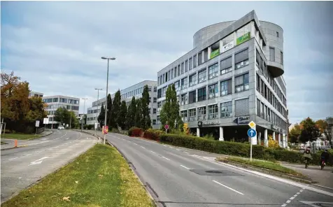  ?? Foto: Alexander Kaya ?? So leer wie hier ist die Münchner Straße zu Stoßzeiten selten. Künftig wird sie schmaler. Zumindest für Autofahrer, die eine Spur abgeben müssen.