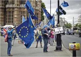  ??  ?? Simpatizan­tes de la Unión europea protestan frente al Parlamento, en Londres