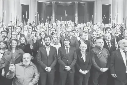  ??  ?? Alcaldes catalanes llegaron ayer a Bruselas para expresar su respaldo a Carles Puigdemont (al centro en la imagen) y al independen­tismo. Todos interpreta­ron el himno de Cataluña Els segadors (Los segadores) ■ Foto Ap