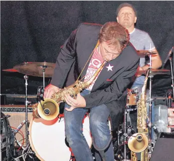  ?? FOTO: ANSGAR KÖNIG ?? Saxofonist Lee Mayall blies sich für die Besucher der „Mohrenfete“die Seele aus dem Leib. Schlagzeug­er Matthias Kehrle lieferte dafür die rhythmisch­e Basis.