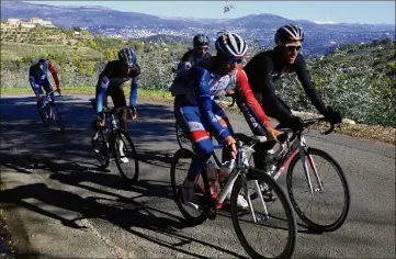  ?? (Photos R. L.) ?? Rudy Molard, Romain Bardet, Mikael Cherel, Léo Vincent et Amaël Moinard ont reconnu deux fois la montée du Tanneron la semaine dernière.