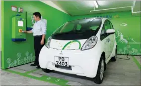  ?? PROVIDED TO CHINA DAILY ?? A driver charges up his electric car at a Hong Kong stall.