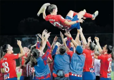  ?? ?? Las jugadoras del Atlético mantean a Andrea Medina, que cumplió 20 años ayer.