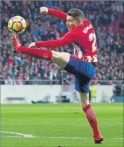  ??  ?? CONTROL. Gameiro controla un balón en el partido ante el Girona.