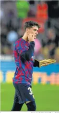  ?? ALEJANDRO GARCÍA / EFE ?? Gavi, con su trofeo en el Camp Nou.