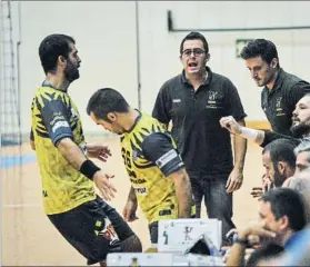  ?? FOTO: UNANUE ?? Cuétara da instruccio­nes a sus jugadores en un partido de Artaleku