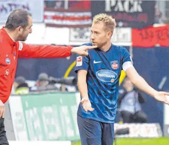  ?? FOTO: DPA ?? Zwei Garanten für den Heidenheim­er Erfolg: Trainer Frank Schmidt und sein Kapitän Marc Schnattere­r, der mit fünf Toren und acht Vorlagen die Scorerlist­e der 2. Liga anführt.