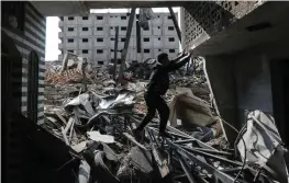  ?? FOTO: LEHTIKUVA/AFP/MAHMUD HAMS ?? En palestinie­r inspektera­r skadorna på en tv-stationsby­ggnad.