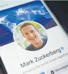  ?? FOTO: CRIS FAGA/IMAGO ?? Foto von Facebook-gründer Mark Zuckerberg in einem Profil des sozialen Netzwerks: Kritiker werfen dem Unternehme­n vor, Geschäftsi­nteressen über das Wohl der Nutzer zu stellen.