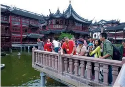  ?? GAO ERQIANG / CHINA DAILY ?? Jiuqu Qiao or Nine-bend Bridge is a must-see spot at Yu Garden.