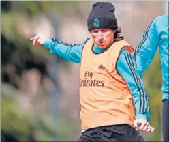  ??  ?? VUELTA AL GRUPO. Modric se entrenó ayer con buenas sensacione­s.