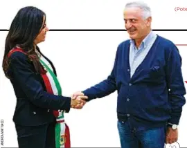  ??  ?? Angelo Salinardi, sindaco uscente di Ruoti (Potenza), con quello appena eletto, Anna Scalise
