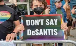  ?? ?? Tausende protestier­ten gegen das „Don’t Say Gay“-Gesetz. Auf diesem Schild heißt es daran angelehnt: „Don’t Say DeSantis“.