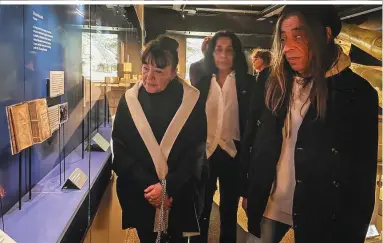  ?? ?? Der österreich­ische Komponist Harri Stojka mit seinen Schwestern im Londoner Imperial War Museum