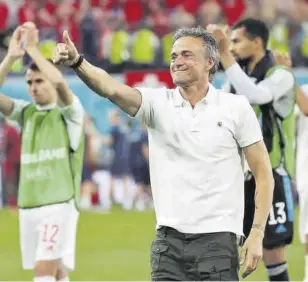  ?? EFE ?? Luis Enrique dio rienda suelta a la euforia después de que Oyarzabal marcase el penalti definitivo ante Suiza
//