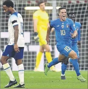  ?? Foto: GETTY IMAGES ?? Raspadori celebra el gol que supuso el descenso de Inglaterra a la Liga B