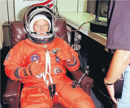  ?? EFE ?? La vuelta.
En 1998, el senador Glenn se convirtió en el hombre más viejo en viajar por el espacio.