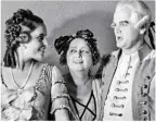  ??  ?? Elisabeth Schumann als Despina (Mitte) neben Jarmila Novotná und Alfred Jerger, „Così fan tutte“1936.