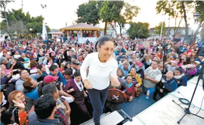  ??  ?? Durante el acto de la ex delegada en Tlalpan, vecinos de Iztacalco protestaro­n contra Armando Quintero.