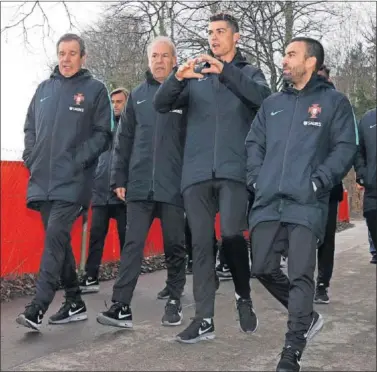  ??  ?? AL FRENTE. Cristiano encabeza a la selección de Portugal durante el paseo de ayer por Ginebra.