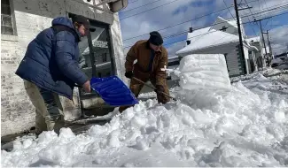  ?? ?? In Hazleton in Pennsylvan­ia  elen am Dienstag knapp 35 Zentimeter Neuschnee