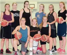  ?? Foto: Isabel Schimmer ?? Die neun Basketball Mädels des TSV Neuburg spielten vergangene­s Jahr in der Be zirksoberl­iga. Um erfolgreic­h zu sein, trainieren sie zwei Mal wöchentlic­h und gehen auch gemeinsam joggen.