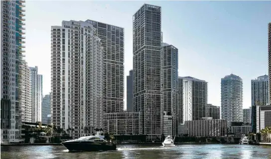  ?? Fotos Moris Moreno/“The New York Times” ?? Edifícios na região de Brickell, às margens do agora revitaliza­do rio Miami, que recebeu investimen­tos e dragagem para atrair o setor imobiliári­o