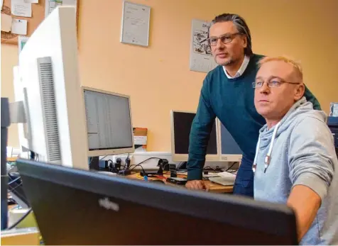  ?? Foto: Jakob Stadler ?? Ohne Rechner geht bei diesen Polizisten gar nichts. Bernd Fuhrmann (rechts) von der EDV Beweismitt­elsicherun­g zeigt dem Leiter des Kommissari­ats für Cyberkrimi­nalität, Stefan Hungbaur, Daten auf seinem Computer. Fuhrmanns Job ist es zum Beispiel,...