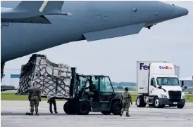  ?? ?? Pallar med bröstmjölk­sersättnin­g som har anlänt till USA lastas över till en lastbil som ska distribuer­a varorna ut i landet.