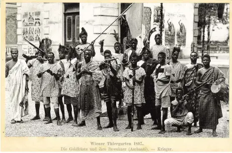  ??  ?? Karte, die 1897 im Tiergarten verkauft wurde: Clan-Führer William R. Dowoonah (ganz links) mit seinen verkleidet­en Aschanti-Kriegern