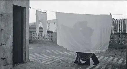  ?? COLECCION TELEFÓNICA/FAMILIA ARISSA ?? El beso,
fotografía de Antoni Arissa, de 1930, en la primera exposición del año en el CCCB