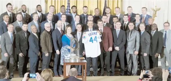  ??  ?? Barack Obama recibió una camiseta oficial de los Cachorros. En primera fila, segundo desde la izquierda, el jugador boricua Javier Báez.