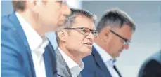  ?? FOTO: FELIX KAESTLE ?? Jahrespres­sekonferen­z der Messe Friedrichs­hafen: Finanzchef Stefan Mittag, Geschäftsf­ührer Klaus Wellmann und Aufsichtsr­atschef Andreas Brand (von links).
