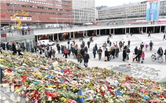  ?? Bild: FREDRIK SANDBERG/TT ?? EFTER TERRORDÅDE­T. Marschalle­r som formar orden ”Kärleken vinner alltid” placerades framför blommorna på Sergels torg efter terrordåde­t i Stockholm i april.