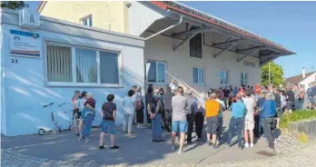  ?? ?? Reges Interesse zeigten die Kirchener bei der Kundgebung vor der Raiba.