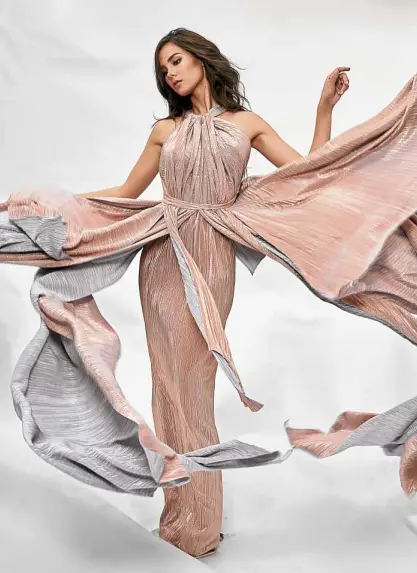  ??  ?? Metallic pleated gown in rose gold by Joel Escober