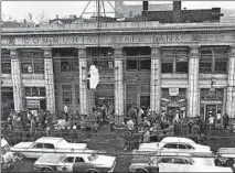  ?? CHICAGO TRIBUNE HISTORICAL PHOTO ?? People gather at the 24th Ward office building on Roosevelt Road, where Lewis’ body was found with three bullet wounds in his head.