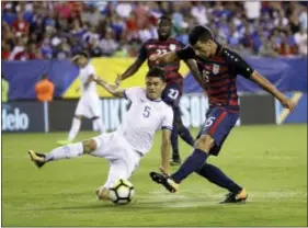  ?? MATT ROURKE — THE ASSOCIATED PRESS ?? Defender Eric Lichaj scores for the United States as El Salvador’s Ivan Mancia defends during Wednesday’s CONCACAF Gold Cup quarterfin­al soccer match at Lincoln Financial Field.