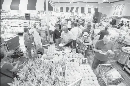  ?? THE COMMERCIAL APPEAL FILES ?? Shoppers jammed the grand opening of The Fresh Market store on Union Avenue last year, but the chain overall is facing a tough retail landscape. The company said Tuesday that it is conducting a strategic review that could result in a sale, but going...