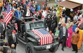  ??  ?? Donald Trump und Hillary Clinton hielten Hof in Zell – begleitet von Bodyguards.