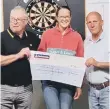  ?? ?? Emily Jones receives the cheque from Neil Harding and Andy Mason