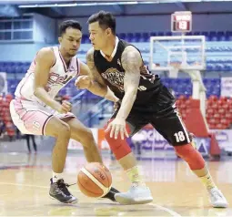  ??  ?? Centro Escolar University’s Patrick Aquino, left, defends against Gamboa Coffee playing-coach Leo Avenido in the PBA D-League Foundation Cup yesterday at the Ynares Sports Arena in Pasig City. CEU won 100-96. (PBA Images)