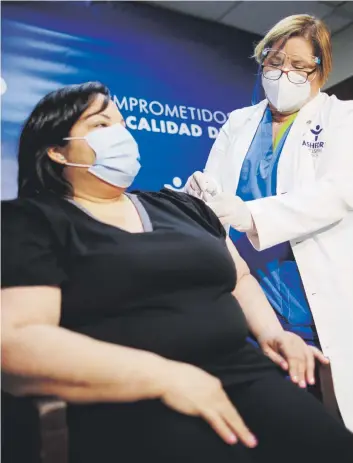  ?? archivo / tonito.zayas@gfrmedia.com ?? La primera vacuna contra el coronaviru­s en la isla la recibió la terapista respirator­ia Yahaira Alicea (arriba), quien atendió en el Ashford Hospital, en San Juan, a la primera paciente con COVID-19 confirmado en Puerto Rico, la turista italiana Rosa Angela Milano.