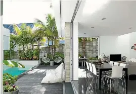  ??  ?? The floor-to-ceiling glass doors slide right back to let the outside in at Laurinda and Brent Sutcliffe’s home in Auckland’s Herne Bay.